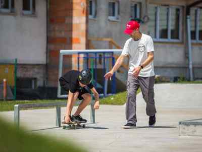 Alt="Zdjęcie przedstawia Dni Gminy Ciasna 2022 wraz z towarzyszącymi jej wydarzeniami - zajęcia deskorolkowe na skateparku."