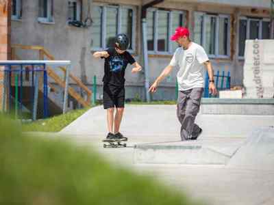 Alt="Zdjęcie przedstawia Dni Gminy Ciasna 2022 wraz z towarzyszącymi jej wydarzeniami - zajęcia deskorolkowe na skateparku."