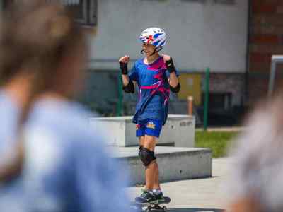Alt="Zdjęcie przedstawia Dni Gminy Ciasna 2022 wraz z towarzyszącymi jej wydarzeniami - zajęcia deskorolkowe na skateparku."