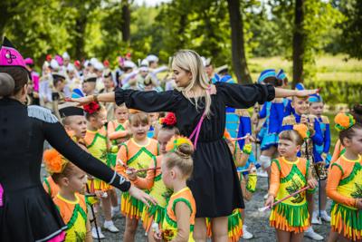 Alt="Zdjęcie przedstawia obchody Dni Gminy Ciasna 2023 wraz z Jublieuszem 20-lecia Mażoretek Copacabana."