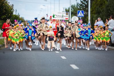Alt="Zdjęcie przedstawia obchody Dni Gminy Ciasna 2023 wraz z Jublieuszem 20-lecia Mażoretek Copacabana."