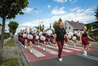 Alt="Zdjęcie przedstawia obchody Dni Gminy Ciasna 2023 wraz z Jublieuszem 20-lecia Mażoretek Copacabana."