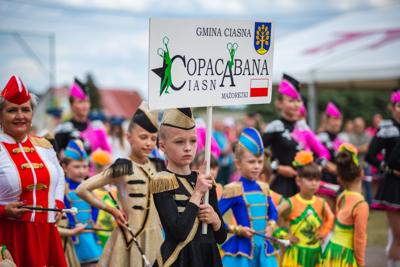 Alt="Zdjęcie przedstawia obchody Dni Gminy Ciasna 2023 wraz z Jublieuszem 20-lecia Mażoretek Copacabana."