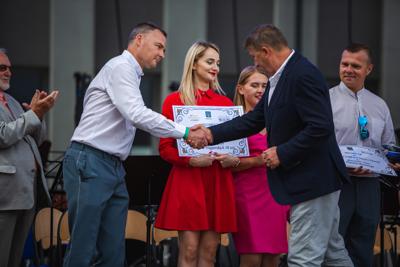 Alt="Zdjęcie przedstawia obchody Dni Gminy Ciasna 2023 wraz z Jublieuszem 20-lecia Mażoretek Copacabana."