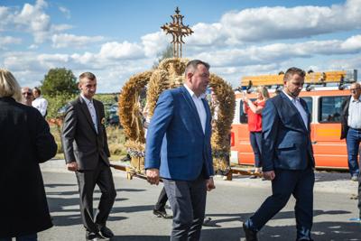 Alt="Zdjęcie przedstawia obchody Dożynek Gminy Ciasna w Wędzinie, które odbyły się 24 sierpnia 2025 roku."