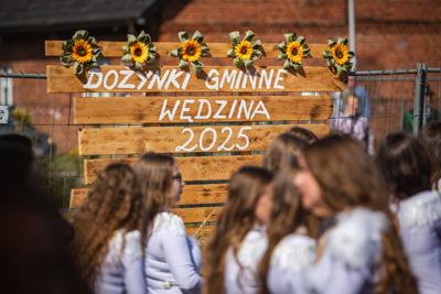 Alt="Zdjęcie przedstawia obchody Dożynek Gminy Ciasna w Wędzinie, które odbyły się 24 sierpnia 2025 roku."
