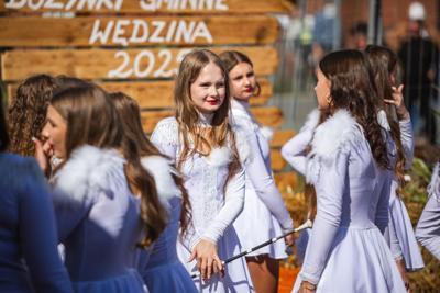Alt="Zdjęcie przedstawia obchody Dożynek Gminy Ciasna w Wędzinie, które odbyły się 24 sierpnia 2025 roku."