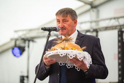Alt="Zdjęcie przedstawia obchody Dożynek Gminy Ciasna w Wędzinie, które odbyły się 24 sierpnia 2025 roku."