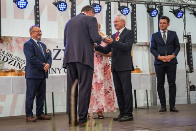 Alt="Zdjęcie przedstawia obchody Dożynek Gminy Ciasna w Wędzinie, które odbyły się 24 sierpnia 2025 roku."
