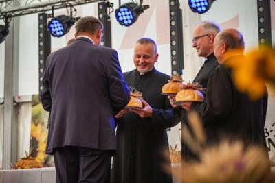 Alt="Zdjęcie przedstawia obchody Dożynek Gminy Ciasna w Wędzinie, które odbyły się 24 sierpnia 2025 roku."