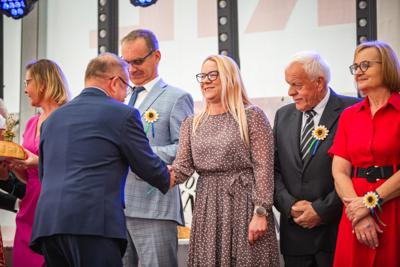 Alt="Zdjęcie przedstawia obchody Dożynek Gminy Ciasna w Wędzinie, które odbyły się 24 sierpnia 2025 roku."