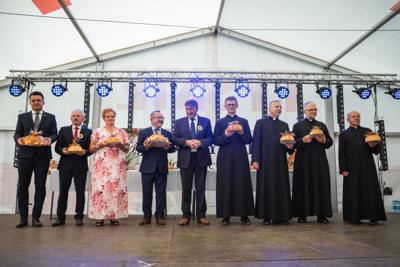 Alt="Zdjęcie przedstawia obchody Dożynek Gminy Ciasna w Wędzinie, które odbyły się 24 sierpnia 2025 roku."