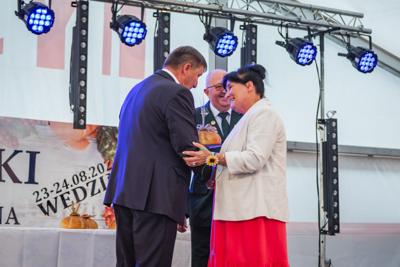 Alt="Zdjęcie przedstawia obchody Dożynek Gminy Ciasna w Wędzinie, które odbyły się 24 sierpnia 2025 roku."