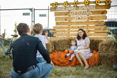 Alt="Zdjęcie przedstawia obchody Dożynek Gminy Ciasna w Wędzinie, które odbyły się 24 sierpnia 2025 roku."