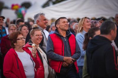 Alt="Zdjęcie przedstawia obchody Dożynek Gminy Ciasna w Wędzinie, które odbyły się 24 sierpnia 2025 roku."