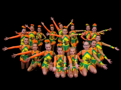 Alt= "Zdjęcie przedstawia grupę mażoretek, na czarnym tle. 2021 Zdjęcie: P.J.Photo Patryk Jarzombek"