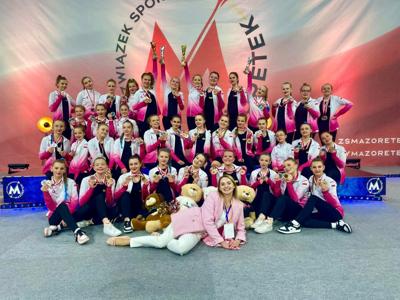 Alt="Zespół Tańca Mażoretkowego "Copacabana" Ciasna podczas Mistrzostw Mażoretek w Dąbrowie Górniczej."