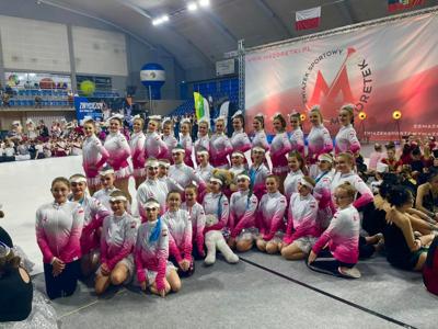 Alt="Zespół Tańca Mażoretkowego "Copacabana" Ciasna podczas Mistrzostw Mażoretek w Dąbrowie Górniczej."
