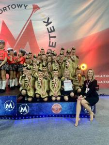Alt="Zespół Tańca Mażoretkowego "Copacabana" Ciasna podczas Mistrzostw Mażoretek w Dąbrowie Górniczej."
