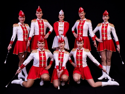 Alt= "Zdjęcie przedstawia grupę mażoretek, na czarnym tle. 2021 Zdjęcie: P.J.Photo Patryk Jarzombek"