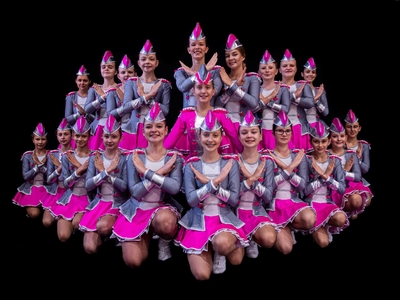 Alt= "Zdjęcie przedstawia grupę mażoretek, na czarnym tle. 2021 Zdjęcie: P.J.Photo Patryk Jarzombek"