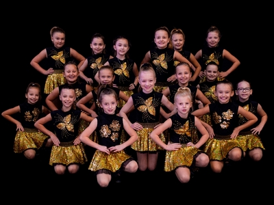 Alt= "Zdjęcie przedstawia grupę mażoretek, na czarnym tle. 2021 Zdjęcie: P.J.Photo Patryk Jarzombek""