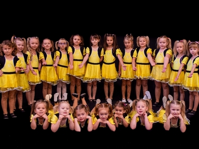 Alt= "Zdjęcie przedstawia grupę mażoretek, na czarnym tle. 2021 Zdjęcie: P.J.Photo Patryk Jarzombek"