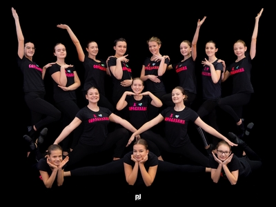 Alt= "Zdjęcie przedstawia grupę mażoretek, na czarnym tle. 2022 Zdjęcie: P.J.Photo Patryk Jarzombek"