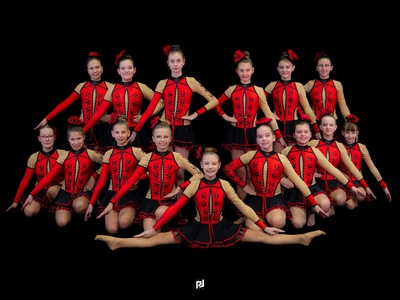 Alt= "Zdjęcie przedstawia grupę mażoretek, na czarnym tle. 2022 Zdjęcie: P.J.Photo Patryk Jarzombek"