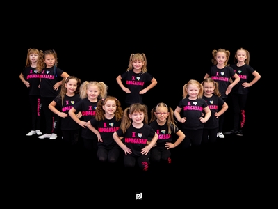 Alt= "Zdjęcie przedstawia grupę mażoretek, na czarnym tle. 2022 Zdjęcie: P.J.Photo Patryk Jarzombek"