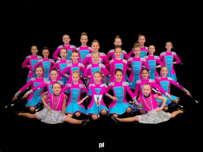 Alt= "Zdjęcie przedstawia grupę mażoretek, na czarnym tle. 2022 Zdjęcie: P.J.Photo Patryk Jarzombek"