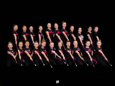 Alt= "Zdjęcie przedstawia grupę mażoretek, na czarnym tle. 2022 Zdjęcie: P.J.Photo Patryk Jarzombek"