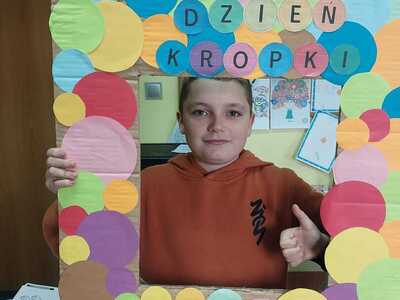 Alt="Zdjęcie przedstawia uczniów SP Ciasna podczas Dnia Kropki."
