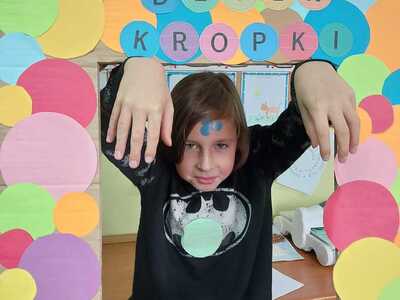 Alt="Zdjęcie przedstawia uczniów SP Ciasna podczas Dnia Kropki."