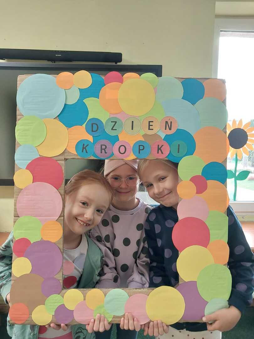 Alt="Zdjęcie przedstawia uczniów SP Ciasna podczas Dnia Kropki."