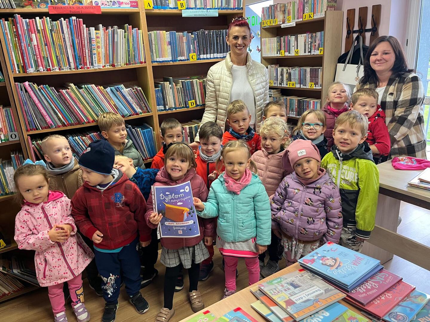 Alt-"Zdjęcie przedstawia przedszkolaki z Sierakowa Śląskiego w bibliotece."