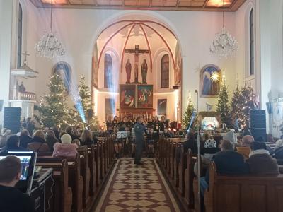 Alt="Zdjęcie przedstawia koncert pt. "Koncert Kolęd" który odbył się w Sierakowie Śląskim, 2025r."