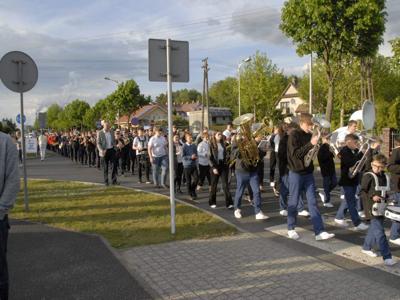 Alt="Zdjęcie przestawia obchody Jubileuszu Kleszczowskiej Orkiestry Dętej. Gminę Ciasna reprezentowała  Mała Orkiestra Dęta."