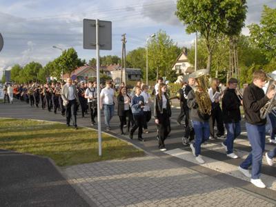 Alt="Zdjęcie przestawia obchody Jubileuszu Kleszczowskiej Orkiestry Dętej. Gminę Ciasna reprezentowała  Mała Orkiestra Dęta."