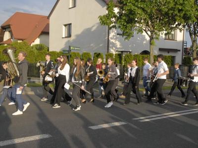 Alt="Zdjęcie przestawia obchody Jubileuszu Kleszczowskiej Orkiestry Dętej. Gminę Ciasna reprezentowała  Mała Orkiestra Dęta."