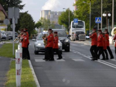 Alt="Zdjęcie przestawia obchody Jubileuszu Kleszczowskiej Orkiestry Dętej. Gminę Ciasna reprezentowała  Mała Orkiestra Dęta."