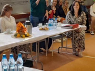 Alt="Zdjęcie przedstawia uczestników Narodowego Czytania w Hali Sportowej w Sierakowie Śląskim."