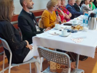 Alt="Zdjęcie przedstawia uczestników Narodowego Czytania w Hali Sportowej w Sierakowie Śląskim."