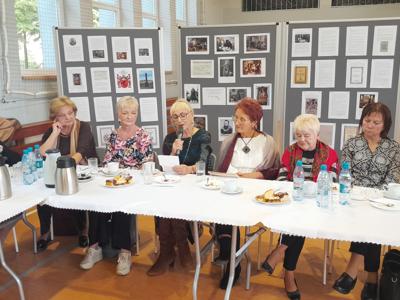 Alt="Zdjęcie przedstawia uczestników Narodowego Czytania w Hali Sportowej w Sierakowie Śląskim."