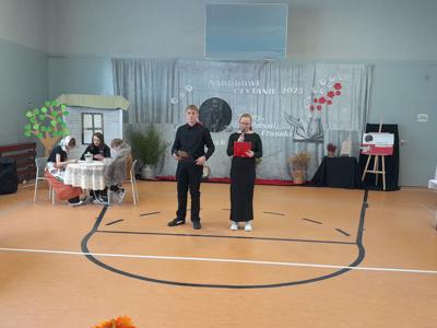 Alt="Zdjęcie przedstawia uczestników Narodowego Czytania w Hali Sportowej w Sierakowie Śląskim."