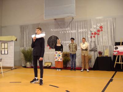 Alt="Zdjęcie przedstawia uczestników Narodowego Czytania w Hali Sportowej w Sierakowie Śląskim."