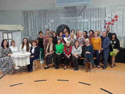 Alt="Zdjęcie przedstawia uczestników Narodowego Czytania w Hali Sportowej w Sierakowie Śląskim."