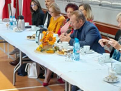 Alt="Zdjęcie przedstawia uczestników Narodowego Czytania w Hali Sportowej w Sierakowie Śląskim."