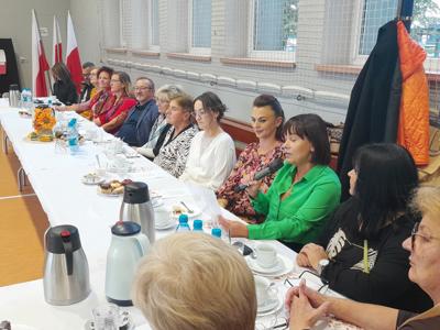 Alt="Zdjęcie przedstawia uczestników Narodowego Czytania w Hali Sportowej w Sierakowie Śląskim."