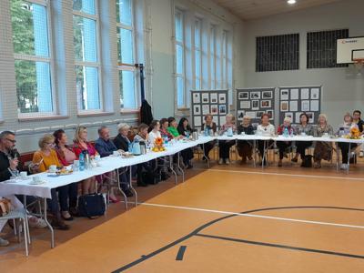 Alt="Zdjęcie przedstawia uczestników Narodowego Czytania w Hali Sportowej w Sierakowie Śląskim."
